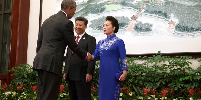 China's President Xi Jinping and his wife, Peng Liyuan greet U.S. President Barack Obama before the start of welcoming dinner of G20 Summit in Hangzhou, Zhejiang Province, China, September 4, 2016.