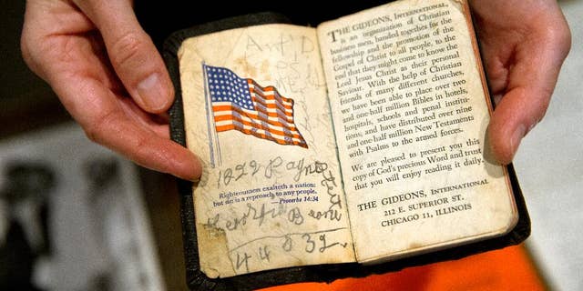 Uma Bíblia pessoal que Rosa Parks carregava é mostrada aos membros da mídia durante uma prévia do arquivo de Rosa Parks na Biblioteca do Congresso, Madison Building, em Washington, quinta-feira, 29 de janeiro de 2015. 