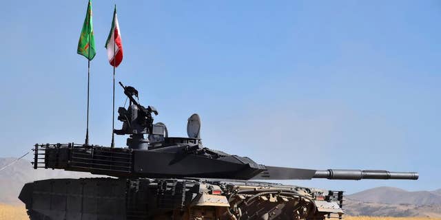 Cette image publiée par le site officiel du ministère de la Défense iranien, le dimanche 12 mars 2017, montre un char de fabrication nationale appelé "Karrar" dans un lieu non divulgué en Iran. L'agence de presse semi-officielle iranienne Fars rapporte que le pays a dévoilé le char fabriqué dans le pays et a lancé une chaîne de production en série. (Ministère de la Défense iranien via AP)