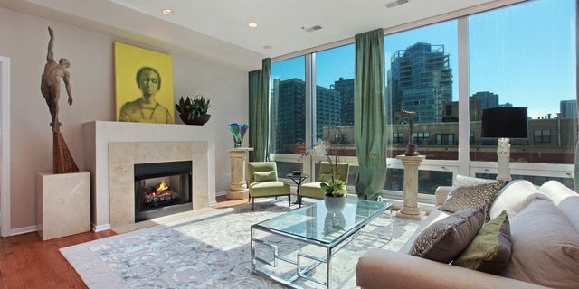 500-West-Superior-unit-703-living-room