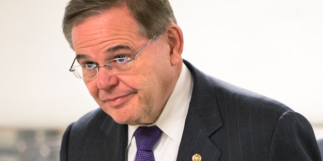 En esta foto del 25 de febrero de 2013, el senador Bob Menéndez vuelve al Capitolio en Washington. Un jurado investigador en Miami indaga en el papel de Menéndez para defender los intereses empresariales de un amigo que le ha hecho donaciones (AP Foto/J. Scott Applewhite, archivo)