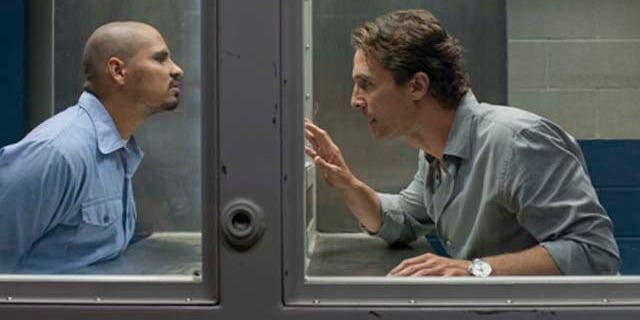 Jesus Martinez (Michael Peña, left) and Mick Haller (Matthew McConaughey, right) in THE LINCOLN LAWYER.