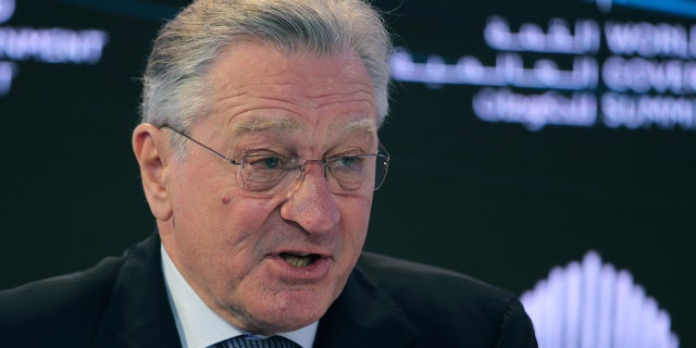 Robert De Niro said he would like to punch Trump in the face.