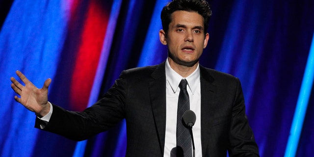 Singer John Mayer inducts Stevie Ray Vaughn and Double Trouble during the 2015 Rock and Roll Hall of Fame Induction Ceremony in Cleveland, Ohio April 18, 2015. REUTERS/Aaron Josefczyk - RTR4XVZ8