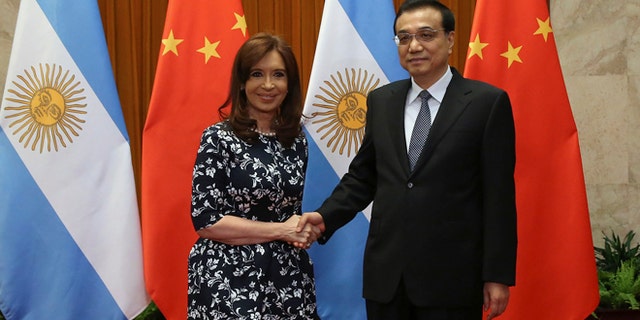 Argentine President Cristina Fernandez de Kirchner, left, poses with Chinese Premier Li Keqiang at the start of a meeting at the Great Hall of the People in Beijing Thursday, Feb. 5, 2015. Beijing is strengthening its relations with the South American country. (AP Photo/Wu Hong, Pool)