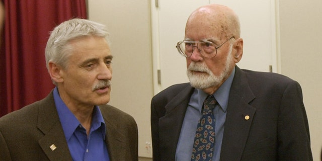 Leland Hartwell, left, a winner of the 2001 Nobel Prize for Medicine, talks with Donnall Thomas, a 1990 Nobel Prize winner for Medicine, at a news conference at the Fred Hutchinson Cancer Research Center in Seattle on Monday, Oct. 10, 2001. (AP)