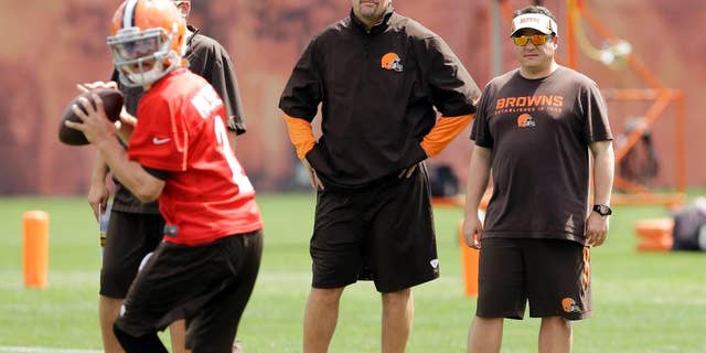 Cleveland Browns head coach Mike Pettine, center, watches practice with quarterbacks coach Dowell Loggains at the NFL football team's facility in Berea, Ohio Wednesday, Sept. 3, 2014. Pettine makes his regular season head coaching debut Sunday in Pittsburgh against the Steelers. (AP Photo/Mark Duncan)