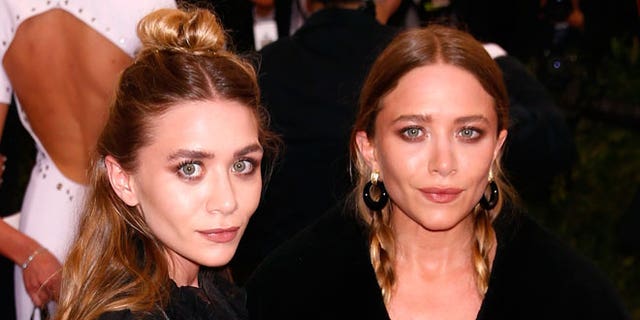 Ashley Olsen (à esquerda) com sua irmã gêmea, Mary-Kate (direito)
