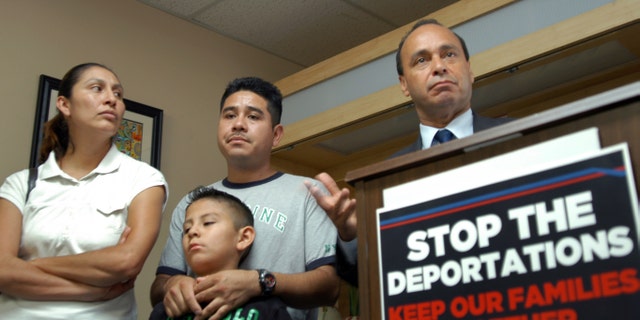 En esta foto del 21 de abril de 2012, el representante demócrata Luis Gutiérrez, a la derecha, acompañado por el mexicano Gabino Sánchez, al centro, y miembros de la familia de Sánchez, habla durante una conferencia de prensa en Charlotte, Carolina del Norte. Sánchez, quien se encuentra en proceso de deportación después de haber sido arrestado por manejar sin licencia de conducir, estará presente en una audiencia sobre su caso el martes. (Foto AP/Que Pasa Mi Gente de Charlotte Newspaper Courtesy)