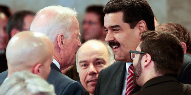 En esta fotografía proporcionada por la oficina de prensa de la presidencia venezolana, el presidente de Venezuela Nicolás Maduro, derecha, habla con el vicepresidente estadounidense Joe Biden en el marco de la ceremonia de juramentación de la reelecta presidenta brasileña Dilma Rousseff, el jueves 1 de enero de 2015, en Brasilia, Brasil. (Foto AP/Miguel Angulo, Oficina Presidencial Miraflores)