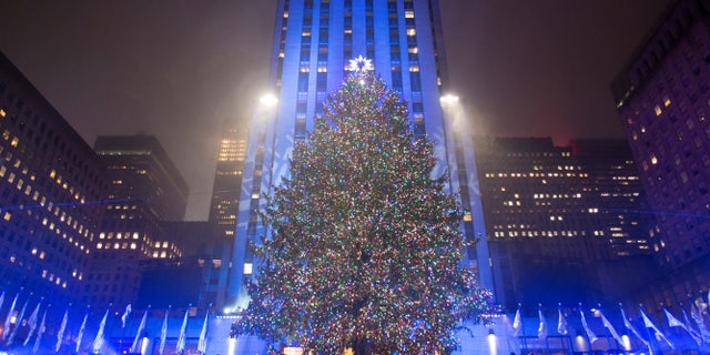 The Christmas tree stands lit after the lighting ceremony for the 84th annual Rockefeller Center Christmas Tree at Rockefeller Center in Manhattan, New York City, U.S., November 30, 2016. REUTERS/Alex Wroblewski - RTSU471