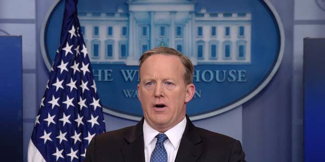 White House press secretary Sean Spicer speaks during the daily briefing at the White House in Washington, 星期一, 四月 3, 2017. 