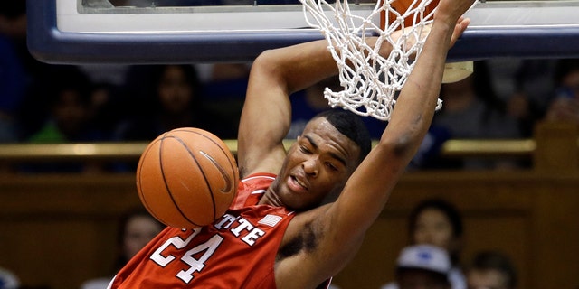 Pencetak gol terbanyak ACC TJ Warren memberikan angka besar untuk memimpin jalan bagi pelanggaran Wolfpack