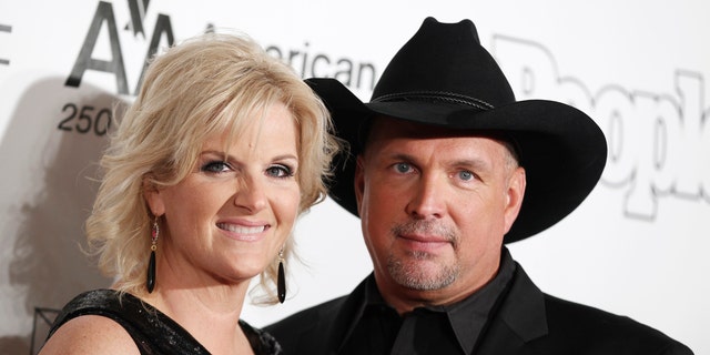 Singers Garth Brooks (R) and Trisha Yearwood pose as they arrive for the Songwriters Hall of Fame awards in New York June 16, 2011.  REUTERS/Lucas Jackson (UNITED STATES - Tags: ENTERTAINMENT) - RTR2NR8A
