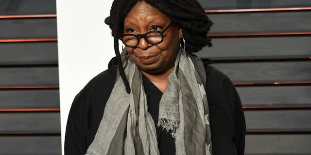 Whoopi Goldberg a été suspendu de "La vue" sur les commentaires qu'elle a faits sur l'Holocauste.