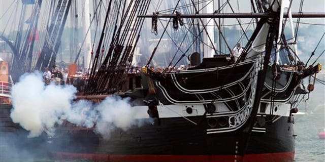 Konstitusi USS ditampilkan menembakkan meriamnya dari Castle Island di Boston pada pergantian tahunan 4 Juli di Boston Harbor. Dia adalah kapal perang tertua yang ditugaskan di dunia.