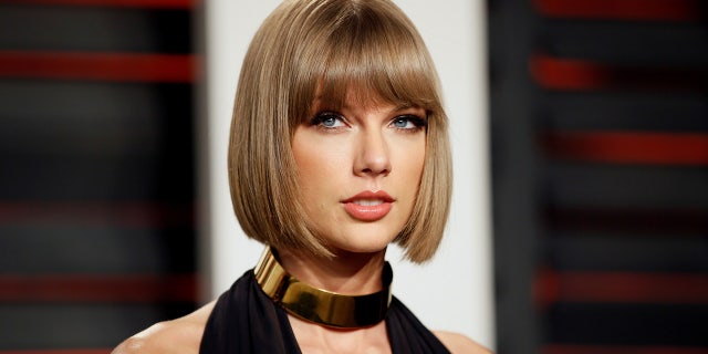 Singer Taylor Swift arrives at the Vanity Fair Oscar Party in Beverly Hills, Calif., Feb. 28, 2016.