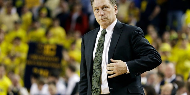 Michigan State head coach Tom Izzo looks towards the scoreboard in the closing seconds during the second half of an NCAA college basketball game, Sunday, Feb. 23, 2014, in Ann Arbor, Mich.. Michigan defeated Michigan State 79-70. (AP Photo/Carlos Osorio)