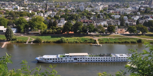mosel,trier, schiff,kreuzfahrtschiff, flusskreuzfahrt, kreuzfahrt, flusskreuzfahrtschiff, rheinland-pfalz, deutschland, fluss, haus, häuser, ufer,