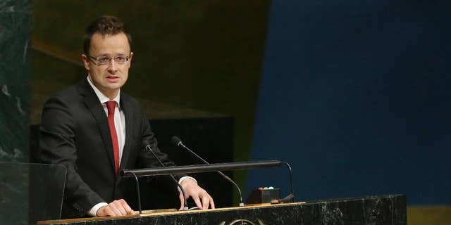 وزير الخارجية المجري بيتر زيجارتو يلقي كلمة أمام الدورة السبعين للجمعية العامة للأمم المتحدة في 3 أكتوبر 2015 في مقر الأمم المتحدة.