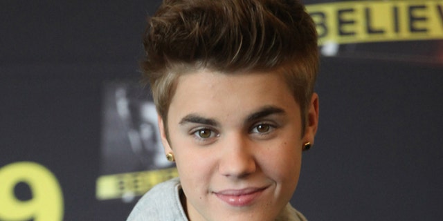 82641d42-Bieber Paparazzo