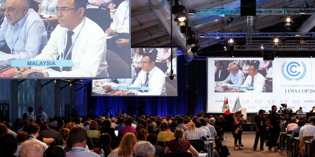 Delegados en la conferencia sobre cambio climático de Naciones Unidas en Lima, Perú, el 11 de diciembre de 2014. Los delegados aprobaron un acuerdo el domingo 14 de diciembre tras un estancameinto de las negociaciones cuando los países en desarrollo rechazaron el primer borrador. (AP Photo/Juan Karita)