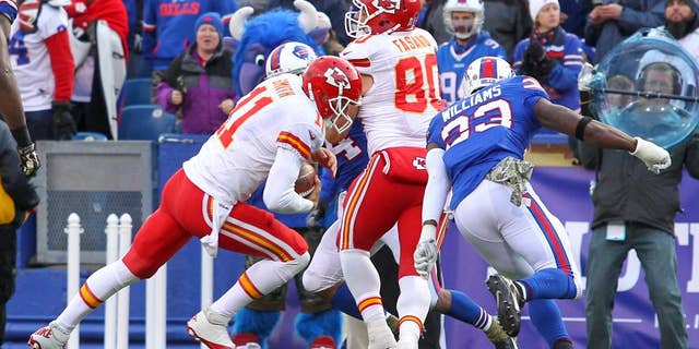 Kansas City Chiefs quarterback Alex Smith (11) runs for a touchdown against the Buffalo Bills during the second half of an NFL football game, Sunday, Nov. 9, 2014, in Orchard Park, N.Y. (AP Photo/Bill Wippert)