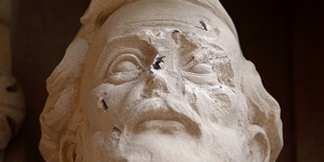 Damage is seen done to the face of a statue of Confederate commander General Robert E. Lee at Duke University's Duke Chapel in Durham, North Carolina, U.S. on August 17, 2017. REUTERS/Jonathan Drake - RTS1C7GA