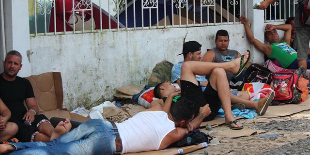 Some 800 Cubans spent Christmas Eve at the Panamanian-Costa Rican border.