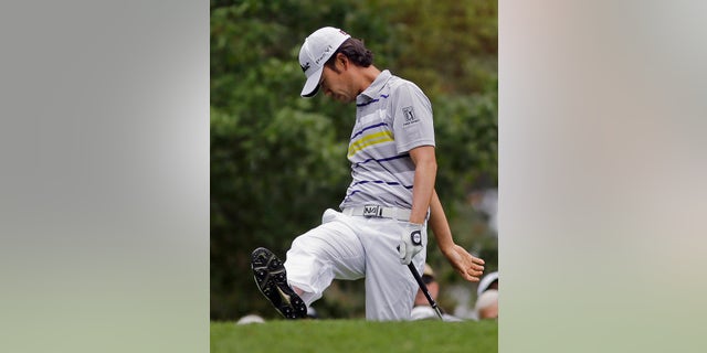Kevin Na reacts after his tee shot on the fourth hole during the fourth round of the Masters golf tournament Sunday, April 14, 2013, in Augusta, Ga. (AP Photo/Matt Slocum)