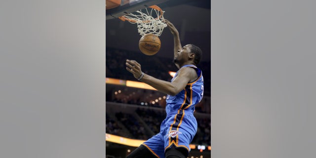 Oklahoma City Thunder's Kevin Durant dunks the ball in the first half of an NBA basketball game against the Memphis Grizzlies in Memphis, Tenn., Wednesday, Dec. 11, 2013. (AP Photo/Danny Johnston)