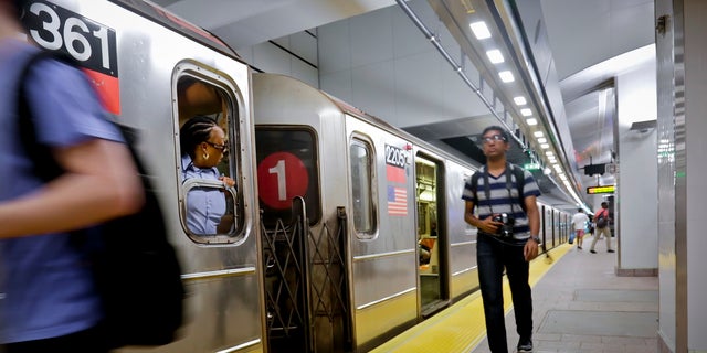 El tren No. 1 se prepara para salir de la estación South Ferry, el martes 27 de junio de 2017, en Nueva York.