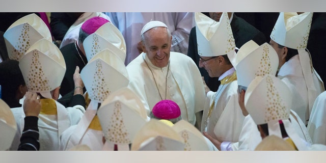 El papa Francisco es recibido por obispos a su llegada a una misa en la catedral de Rio de Janeiro, el sÃ¡bado 27 de julio del 2013. El Papa retÃ³ a los obispos de todo el mundo a que salgan de sus iglesias y prediquen y que tengan el valor de ir a los mÃ¡s lejanos mÃ¡rgenes de la sociedad para encontrar a los fieles. El papa Francisco se encuentra en el sexto dÃ­a de su viaje a Brasil donde participa en el DÃ­a Mundial de la Juventud en Rio de Janeiro.  (AP Foto/Domenico Stinellis)