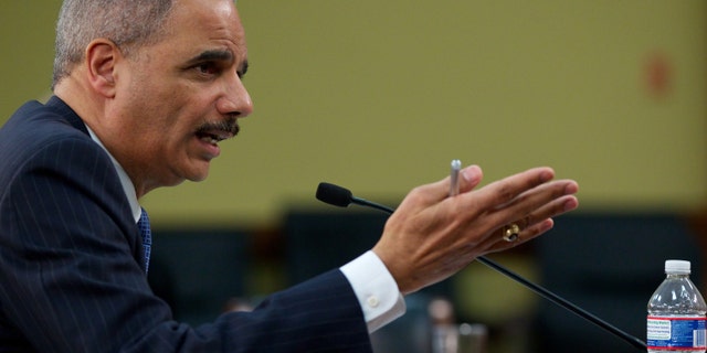In this April 18, 2013 파일 사진, Attorney General Eric Holder testifies on Capitol Hill in Washington. (AP Photo/Molly Riley, 파일)