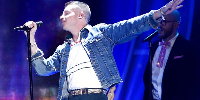 Macklemore sang "F--k Donald Trump" to a crowd of 2,500 at a show in Phoenix, 亚利桑那.