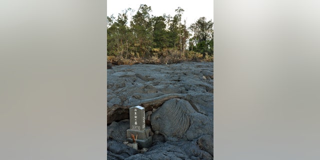 Nisan keluarga terhindar dari lahar di pemakaman Hawaii