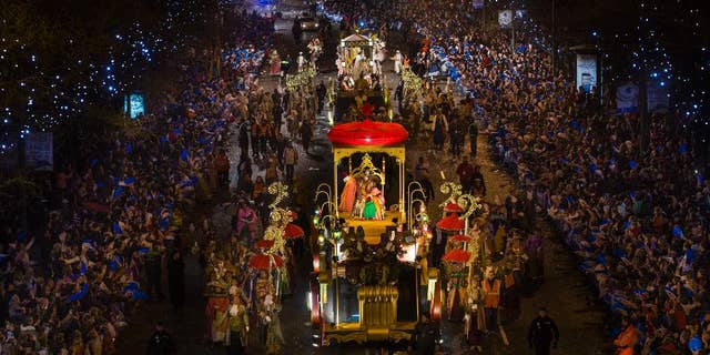Kings' chariots march during the "Cabalgata de Reyes," or the Three Wise Men parade in Madrid, Jan. 5, 2015.