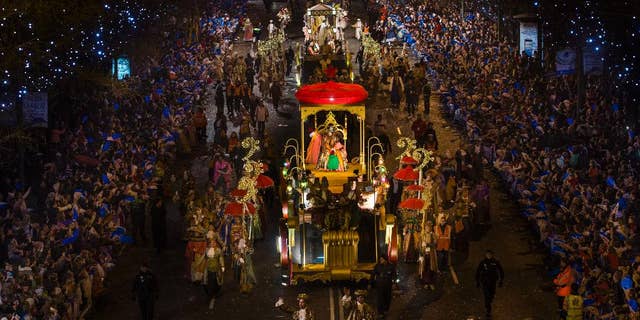 Kings' chariots march during the "Cabalgata de Reyes," or the Three Wise Men parade in Madrid, Jan. 5, 2015.