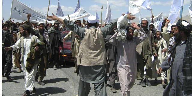 May 26, 2012: More than 1500 Afghans block the highway between Kabul and Kandahar in Seed Abad, Wardak province, Afghanistan. The protesters demanded a stop to military night operations.