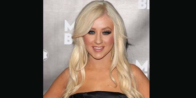 Christina Aguilera asiste al lanzamiento del instrumento de escritura John Lennon de Montblanc, el 12 de septiembre del 2010 en Nueva York. La cantante develará una estrella en el Paseo de la Fama de Hollywood el lunes 15 de noviembre del 2010. (AP Foto/Peter Kramer, Archivo)