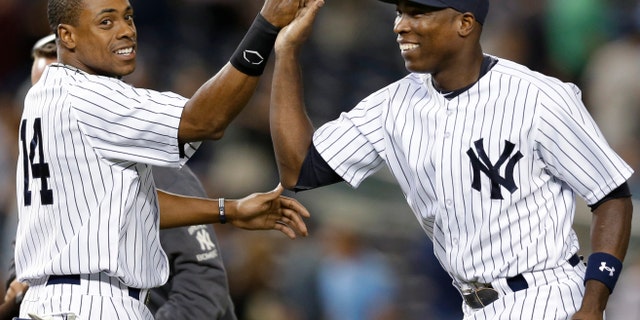 New York Yankees right fielder Curtis Granderson, left, congratulates left fielder Alfonso Soriano. (AP Photo/Kathy Willens)
