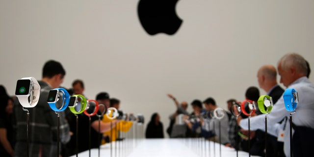 Members of the media look at the Apple Watch during an Apple event at the Flint Center in Cupertino, California, September 9, 2014. REUTERS/Stephen Lam (United States - Tags: SCIENCE TECHNOLOGY BUSINESS TPX IMAGES OF THE DAY) - RTR45L64