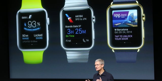مدیرعامل اپل ، تیم کوک ، جلوی صفحه ای ایستاده که برنامه های موجود برای Apple Watch را در یک سخنرانی در مقر اصلی اپل در کوپرتینو ، کالیفرنیا ، 16 اکتبر 2014 نشان می دهد.