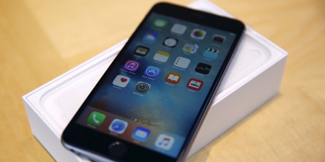2015년 9월 25일 캘리포니아 팔로 알토에 있는 Apple 리테일 매장의 iPhone 6s Plus.