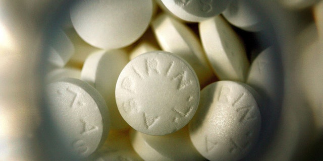 DES PLAINES, IL - MARCH 14: Generic aspirin lie inside its bottle March 14, 2006 in Des Plaines, Illinois. A new study reportedly states that there may risks in combining the blood-thinning drug Plavix with aspirin. (Photo Illustration by Tim Boyle/Getty Images)