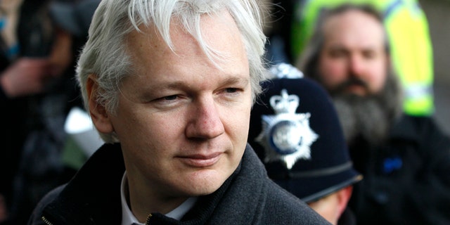 El fundador de WikiLeaks, Julian Assange, en esta fotografÃa de archivo del 1 de febrero de 2012, al llegar a la Corte Suprema en Londres. (Foto AP/Kirsty Wigglesworth, Archivo)