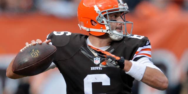 El quarterback Brian Hoyer de los Browns de Cleveland pasa el balón ante los Buccaneers de Tampa Bay, el domingo 2 de noviembre de 2014. (AP Foto/David Richard)