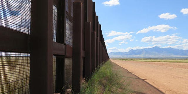 79b6e328-GOP 2016 Trump Border Wall