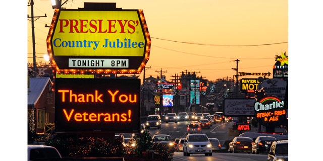 A music venue flashes an electronic marquee thanking military veterans in Branson, Missouri, November 9, 2011. The Midwestern entertainment-centered town in the Ozarks caters to veterans in the days leading up to Veteran's Day on November 11. Picture taken November 9, 2011. REUTERS/Dave Kaup (UNITED STATES - Tags: MILITARY SOCIETY ANNIVERSARY)