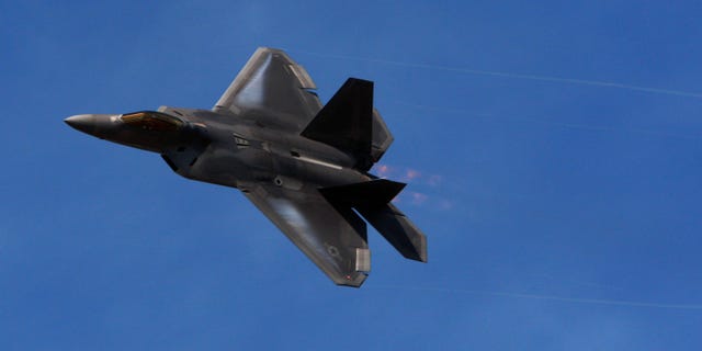 A F-22 flies in a display during Farnborough International Airshow, Farnborough, England, Monday, July 19, 2010. (AP Photo/Sang Tan)